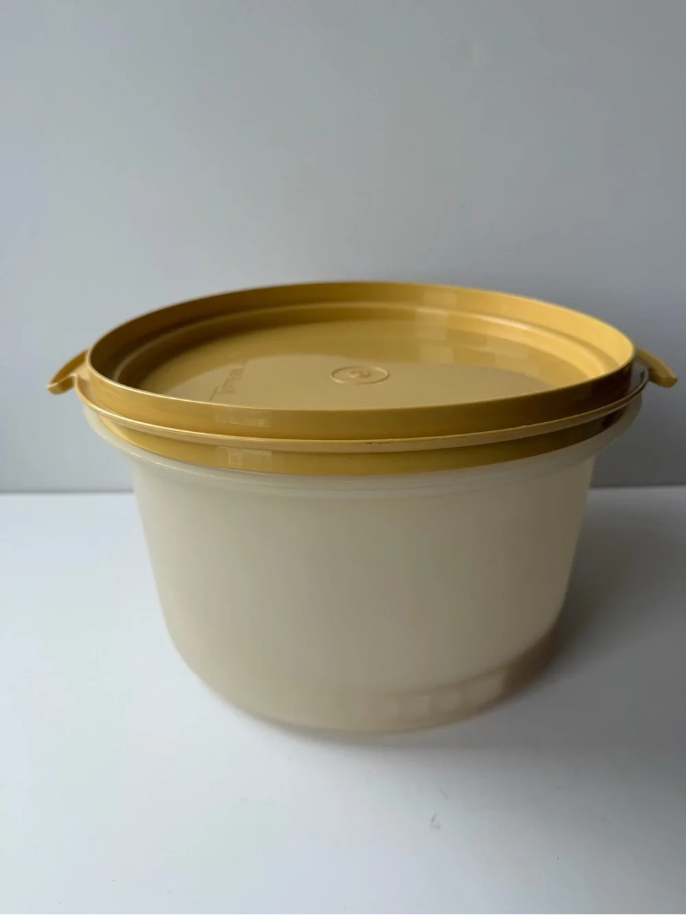 Vintage Tupperware 2-Layer Cake Taker with Yellow Base & Carry Handle.